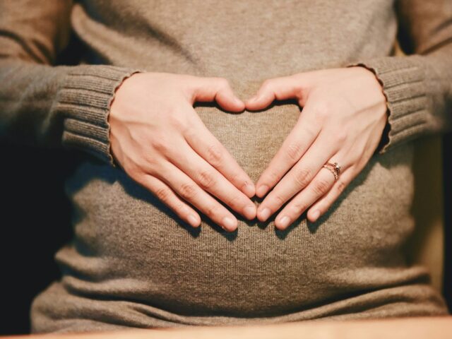 Wat is strippen van de baarmoedermond precies?