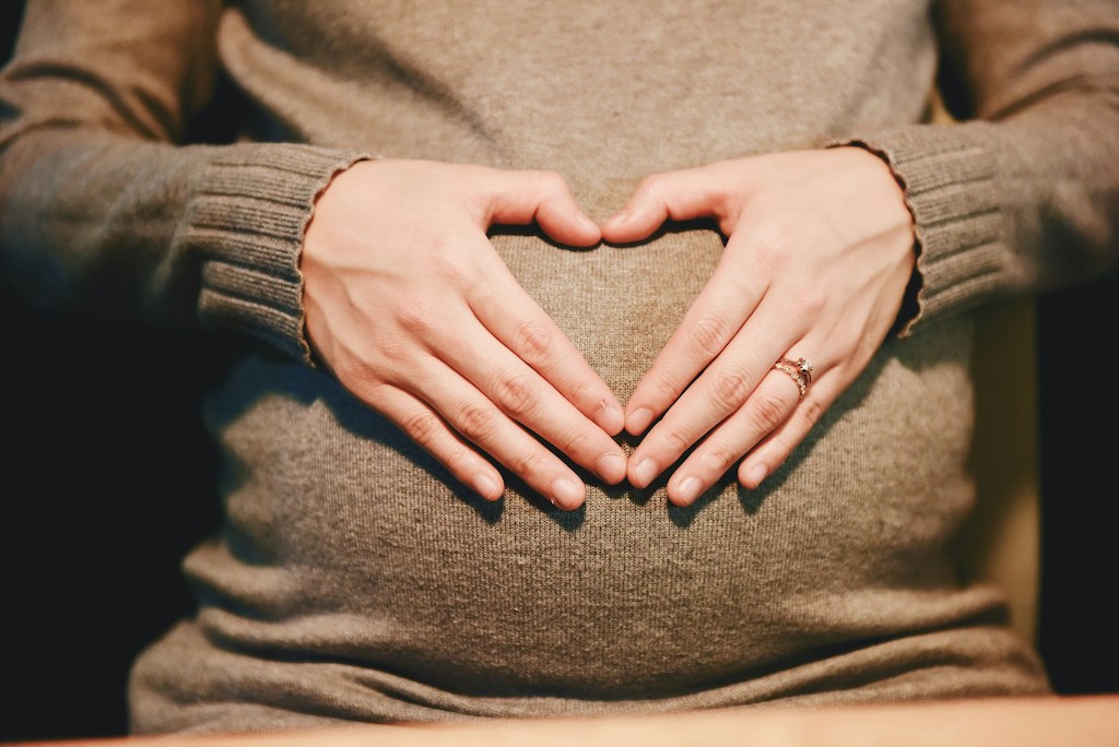 Wat is strippen van de baarmoedermond precies?